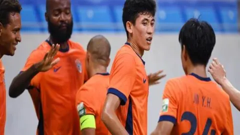 内马尔巧妙回击挑衅激励球迷，角球建功后模仿C罗广告式张扬庆祝